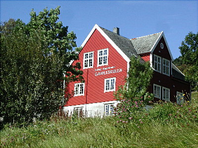 Du er alltid velkomen! Vi ser her bustadfløyen der dei gamle lærarbustadane har blitt moderne ferieleilegheiter.